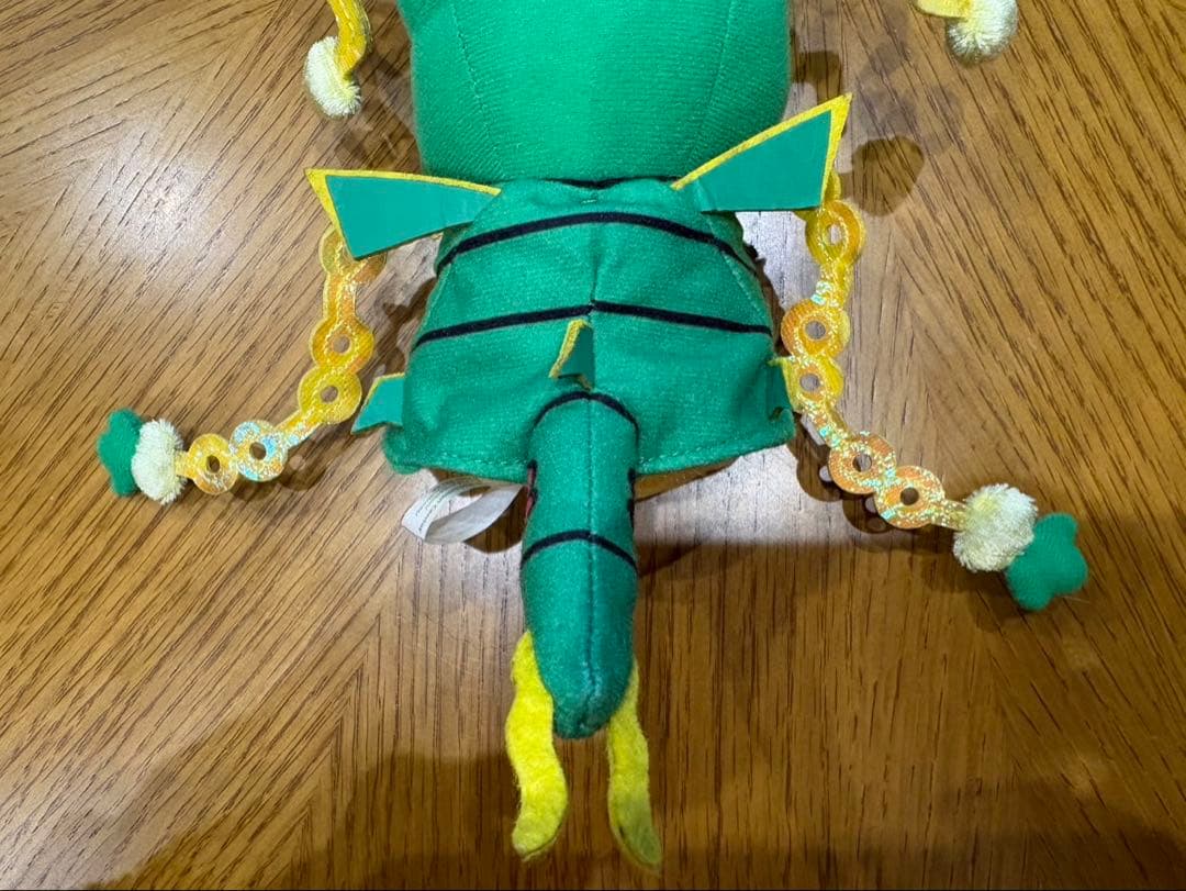 メガレックウザのポンチョを着たピカチュウぬいぐるみマスコット