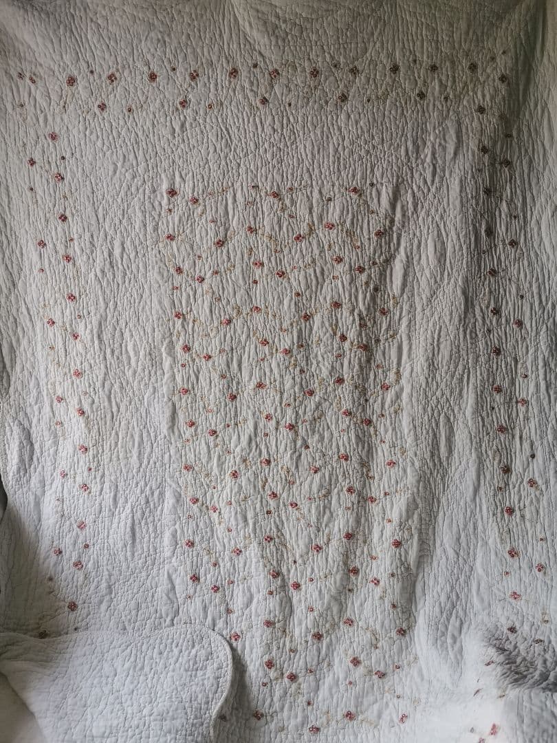 ヴィンテージ フランス/イギリス プチローズ刺繍 スカラップリム ふっくらキルト