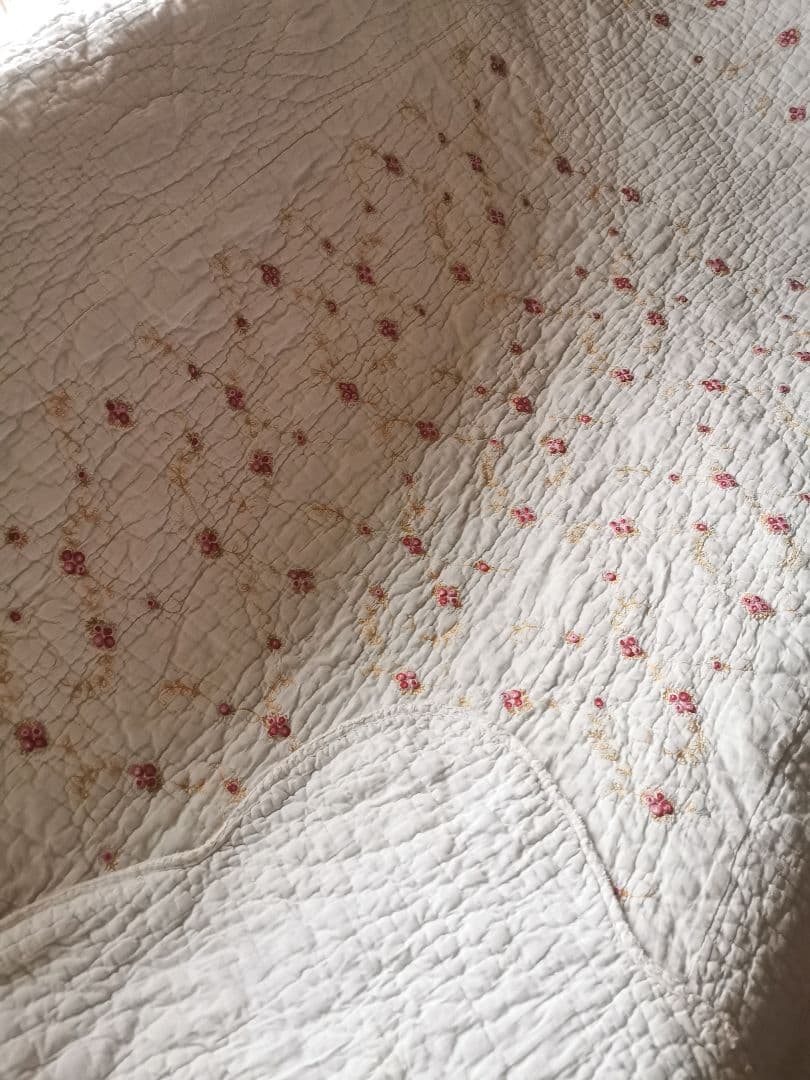 ヴィンテージ フランス/イギリス プチローズ刺繍 スカラップリム ふっくらキルト