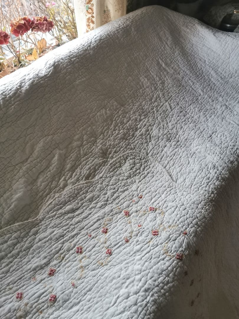 ヴィンテージ フランス/イギリス プチローズ刺繍 スカラップリム ふっくらキルト