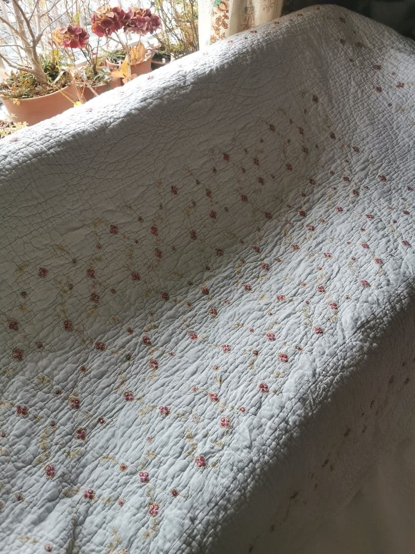 ヴィンテージ フランス/イギリス プチローズ刺繍 スカラップリム ふっくらキルト