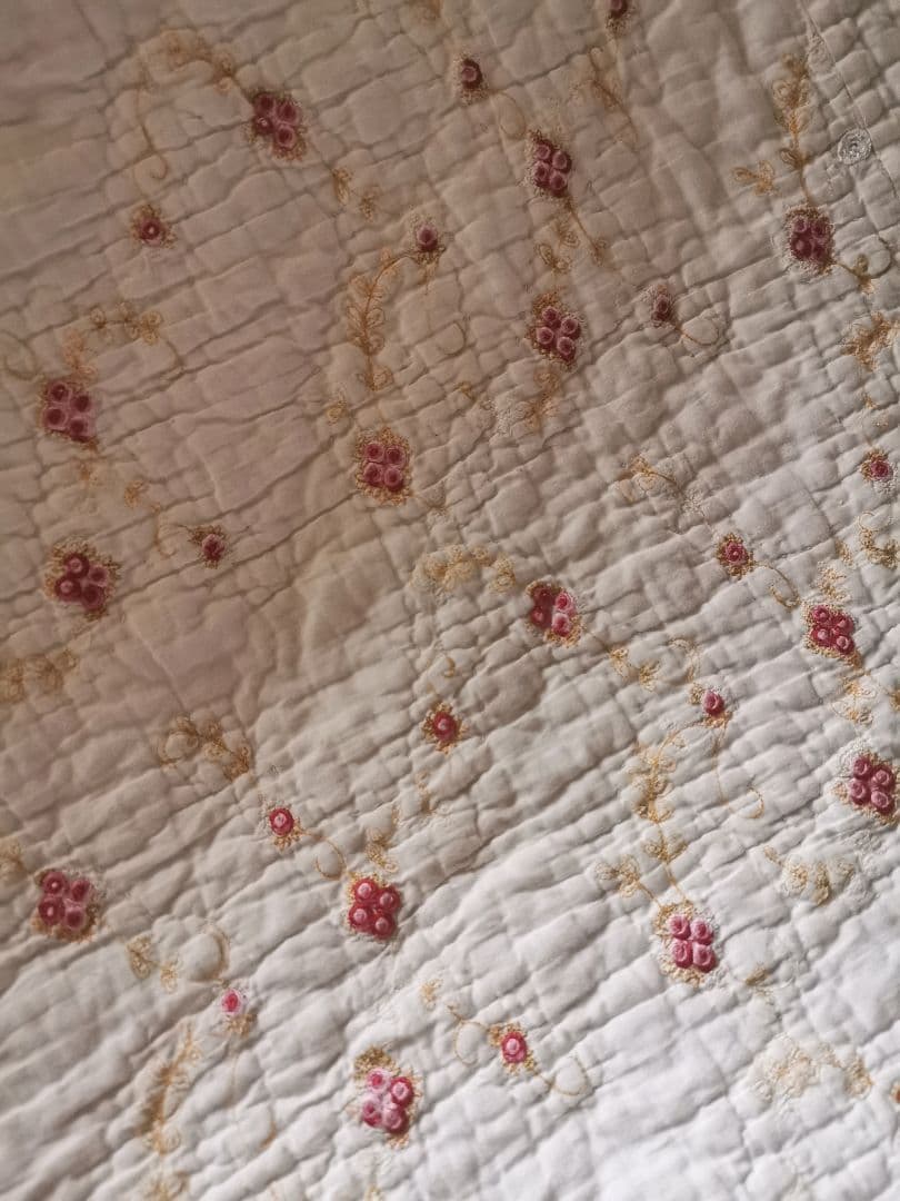 ヴィンテージ フランス/イギリス プチローズ刺繍 スカラップリム ふっくらキルト