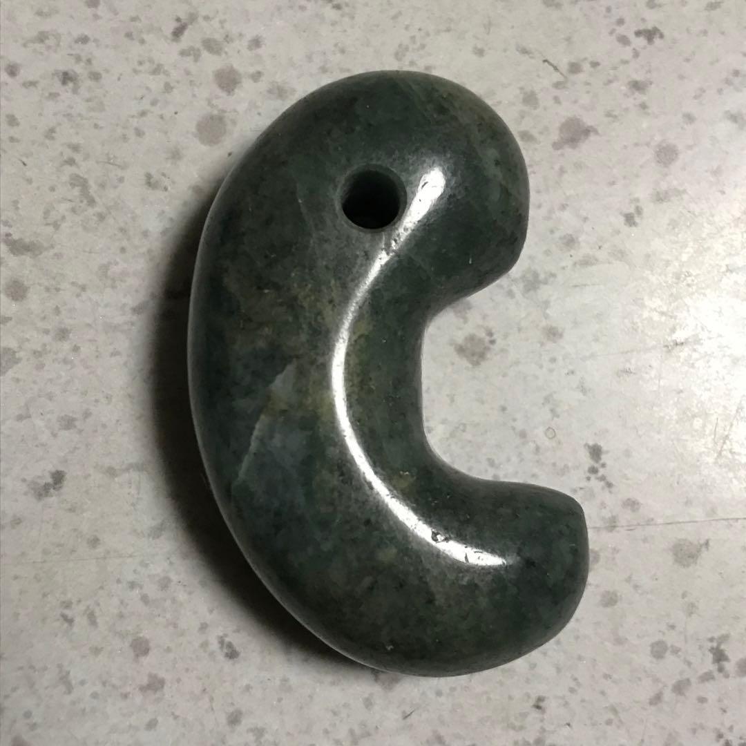 糸魚川産　青系　翡翠　ヒスイ　まがたま　勾玉