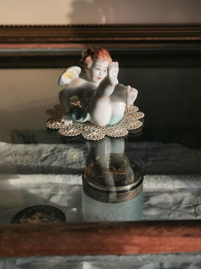 アンティークドイツポーセリン でんぐり返し子供天使 造形美フィギュリン レース付
