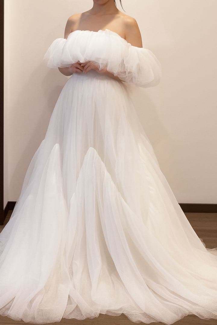 ホワイトオフショルダー　ウェディングドレス　ハツコエンドウruna風