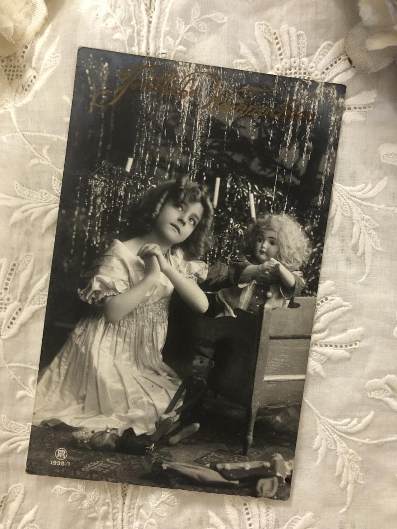 アンティークポストカード ビスクドールと美しい少女