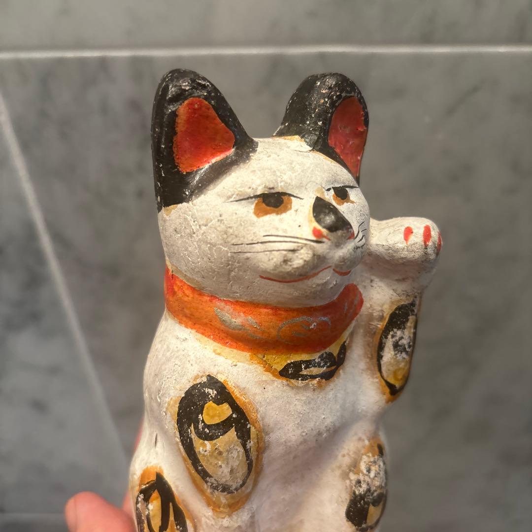 アンティーク三河土人形　手描きの美しい瞳やおヒゲ、色彩が美しい招き猫