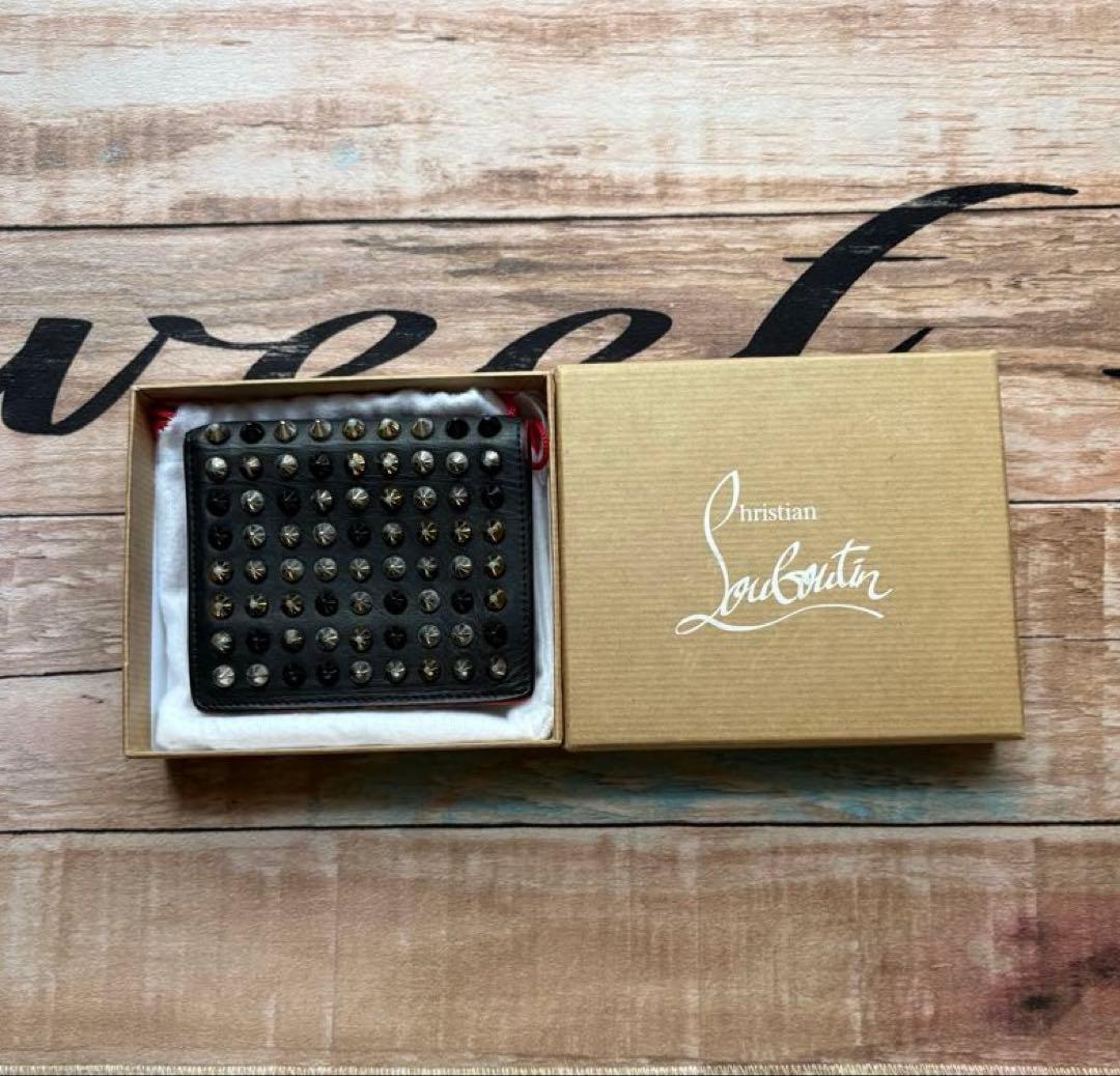 ✨人気✨　ルブタン スタッズ 二つ折り財布 黒 レッド
