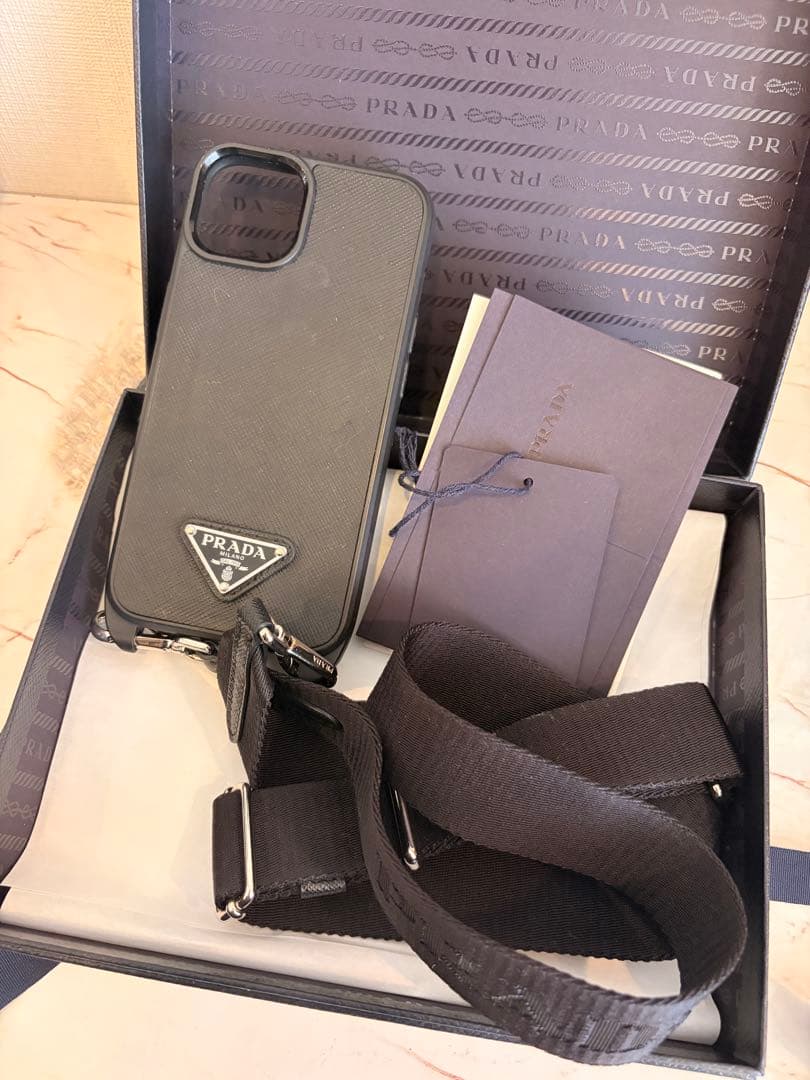 PRADA iPhone用ケース ストラップ付き iPhone14 16e