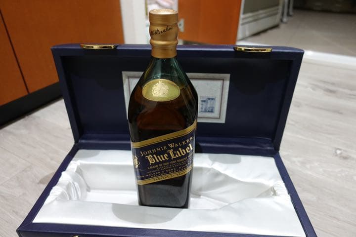 ジョニーウォーカー ブルーラベル 43度 1750ml（豪華化粧箱入り）