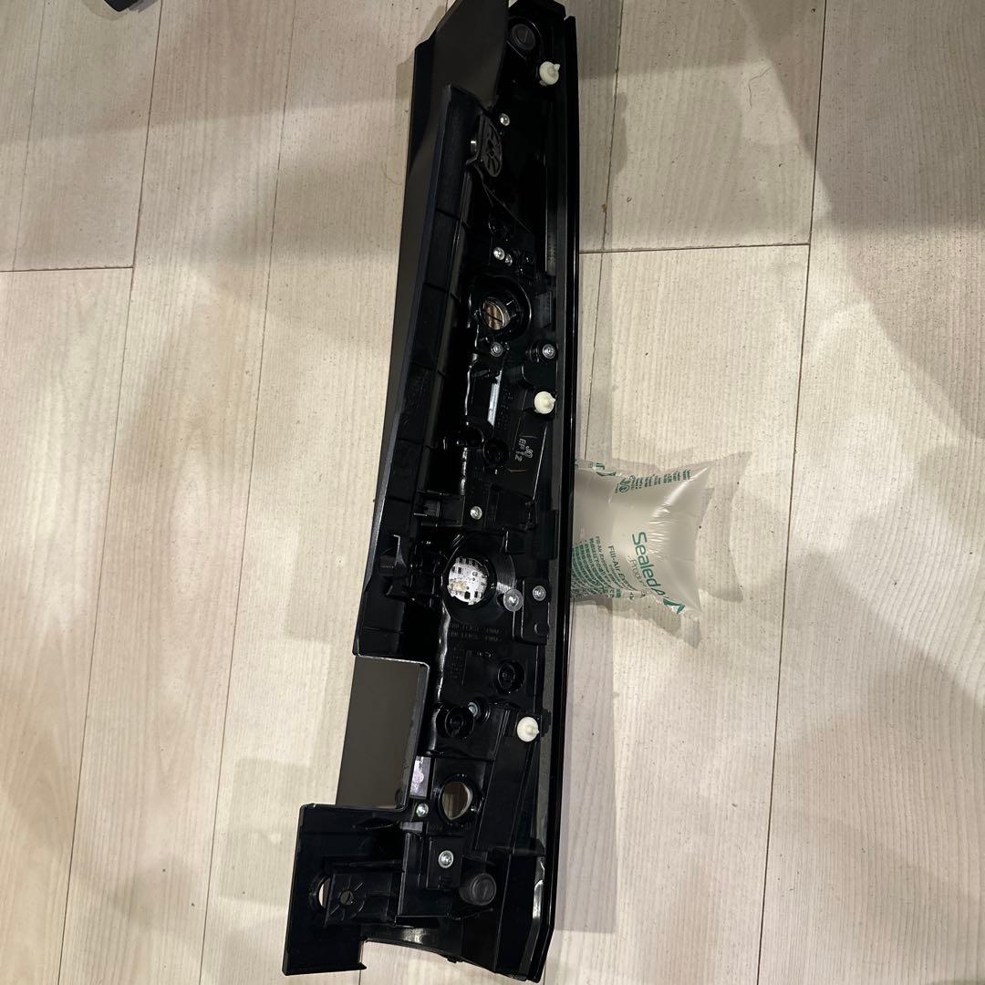 ステップワゴン左テールランプ