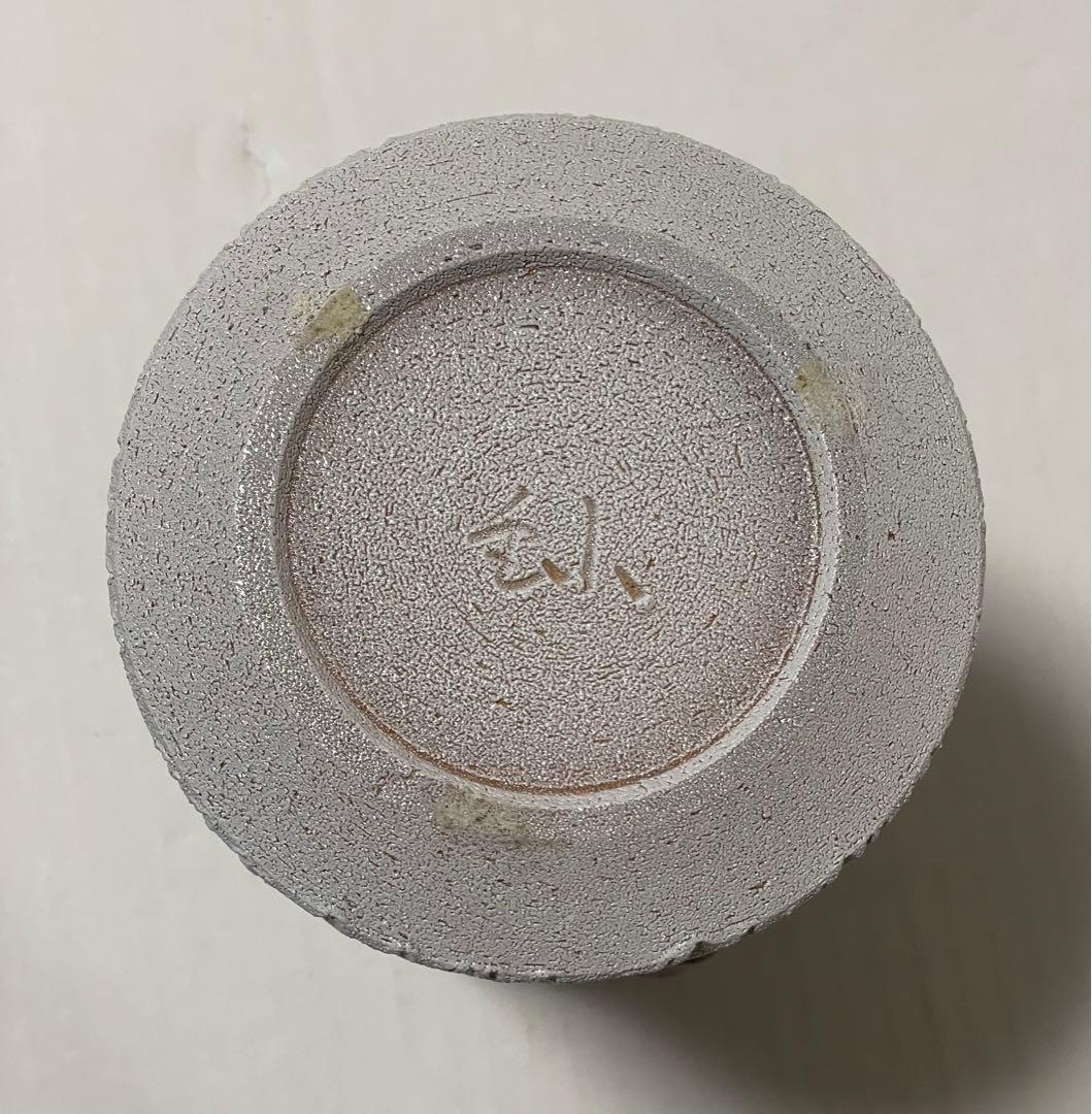 加藤釥　白地金彩蝶文花入