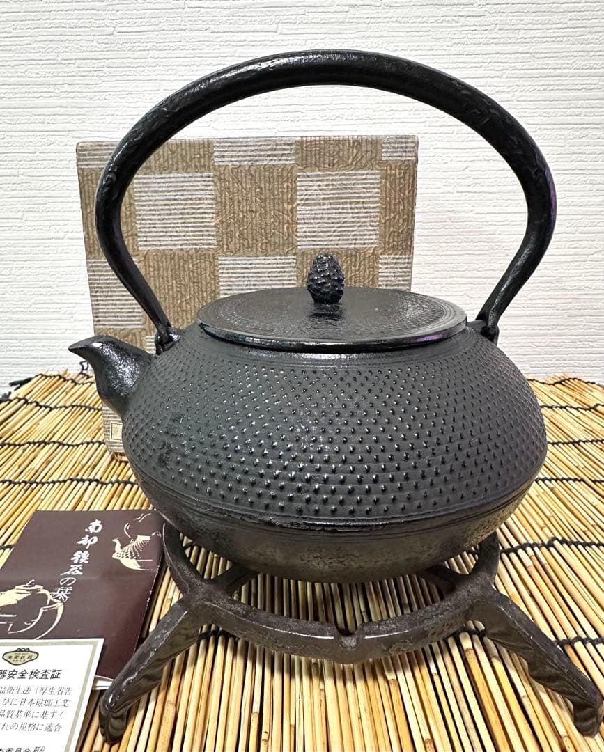 未使用品、供箱、付属品付　南部盛榮堂OIGEN造　算玉アラレ　南部鉄瓶　南部鉄器