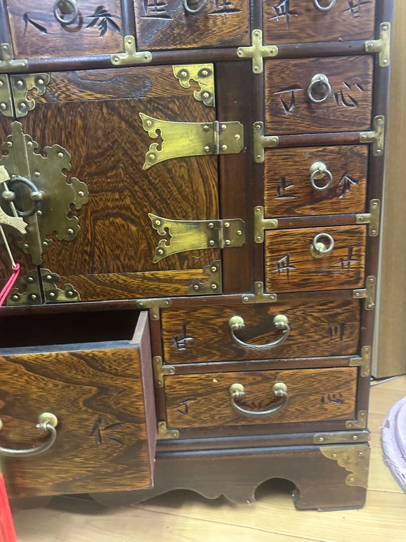 【希少】昔の薬箱箪笥 多引き出し 木製 真鍮金具 魚鍵付き 彫刻文字 古民家
