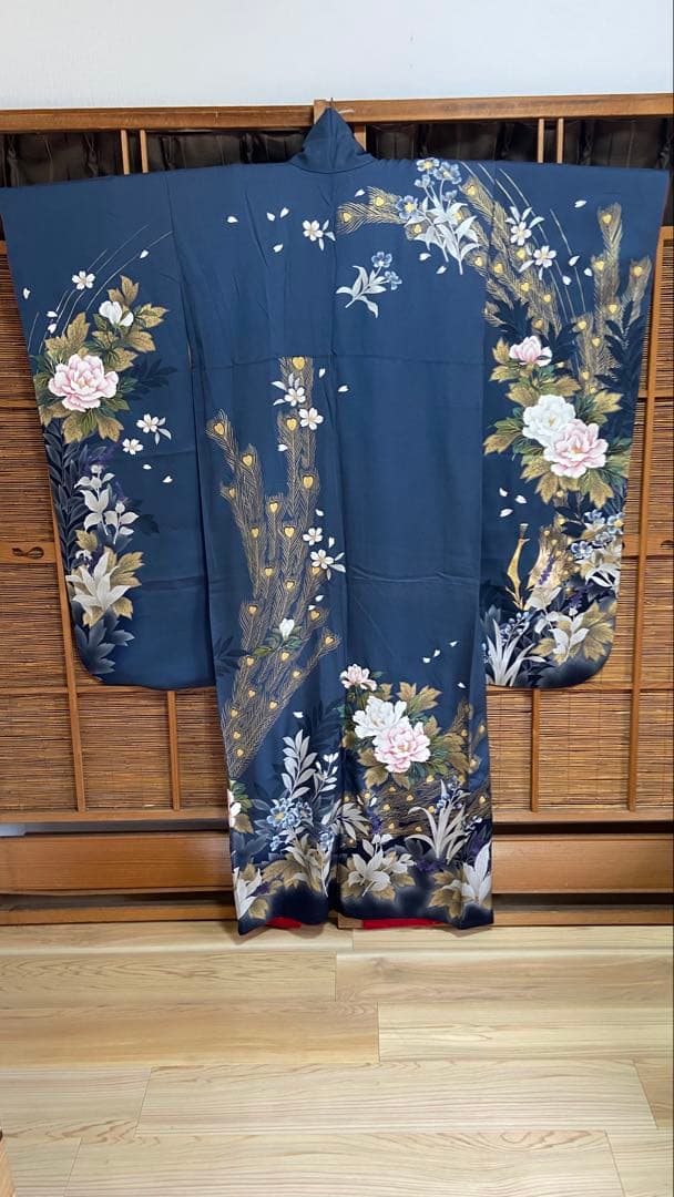 振袖濃紺 花柄と金箔の孔雀柄振袖長襦袢付きH102