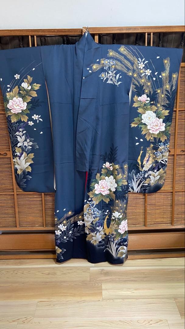 振袖濃紺 花柄と金箔の孔雀柄振袖長襦袢付きH102