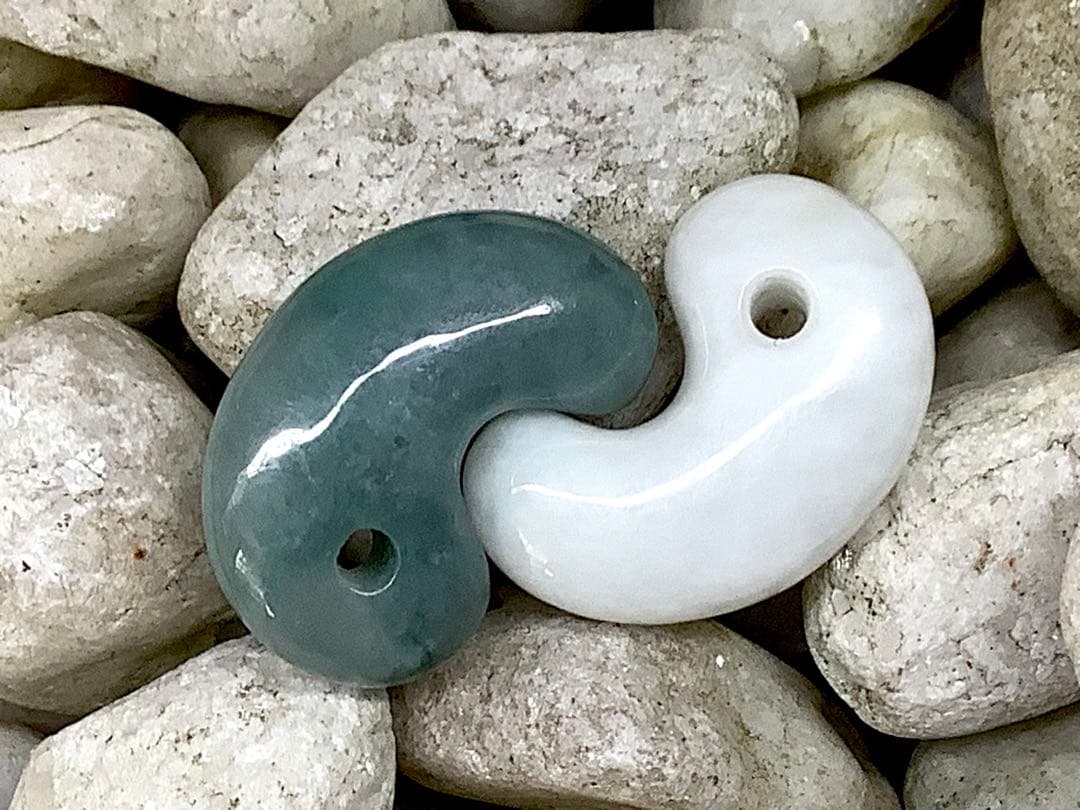 コン沢翡翠青緑抜群の透過　艶照り透過極上‼️糸魚川翡翠勾玉　最高峰の1点鑑別書付