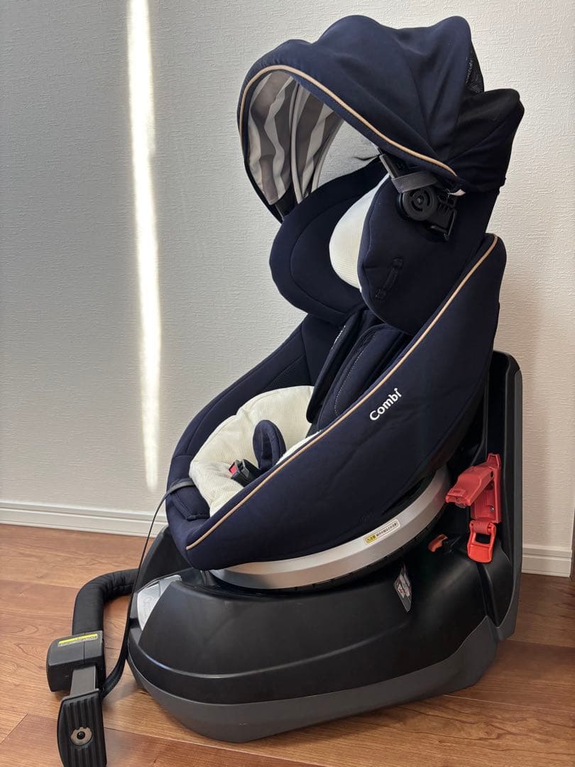 美品　Combi 車用チャイルドシート ネイビー