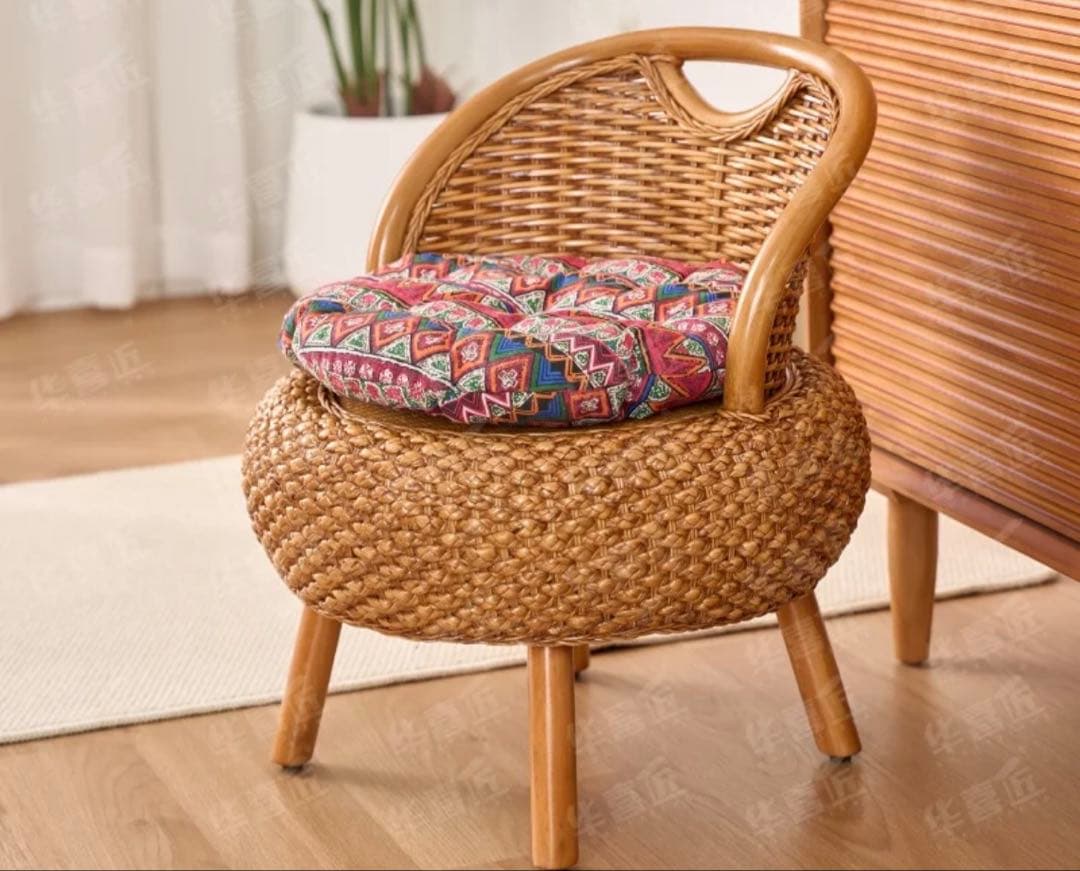 ナチュラル素材のカラフルクッション付き椅子