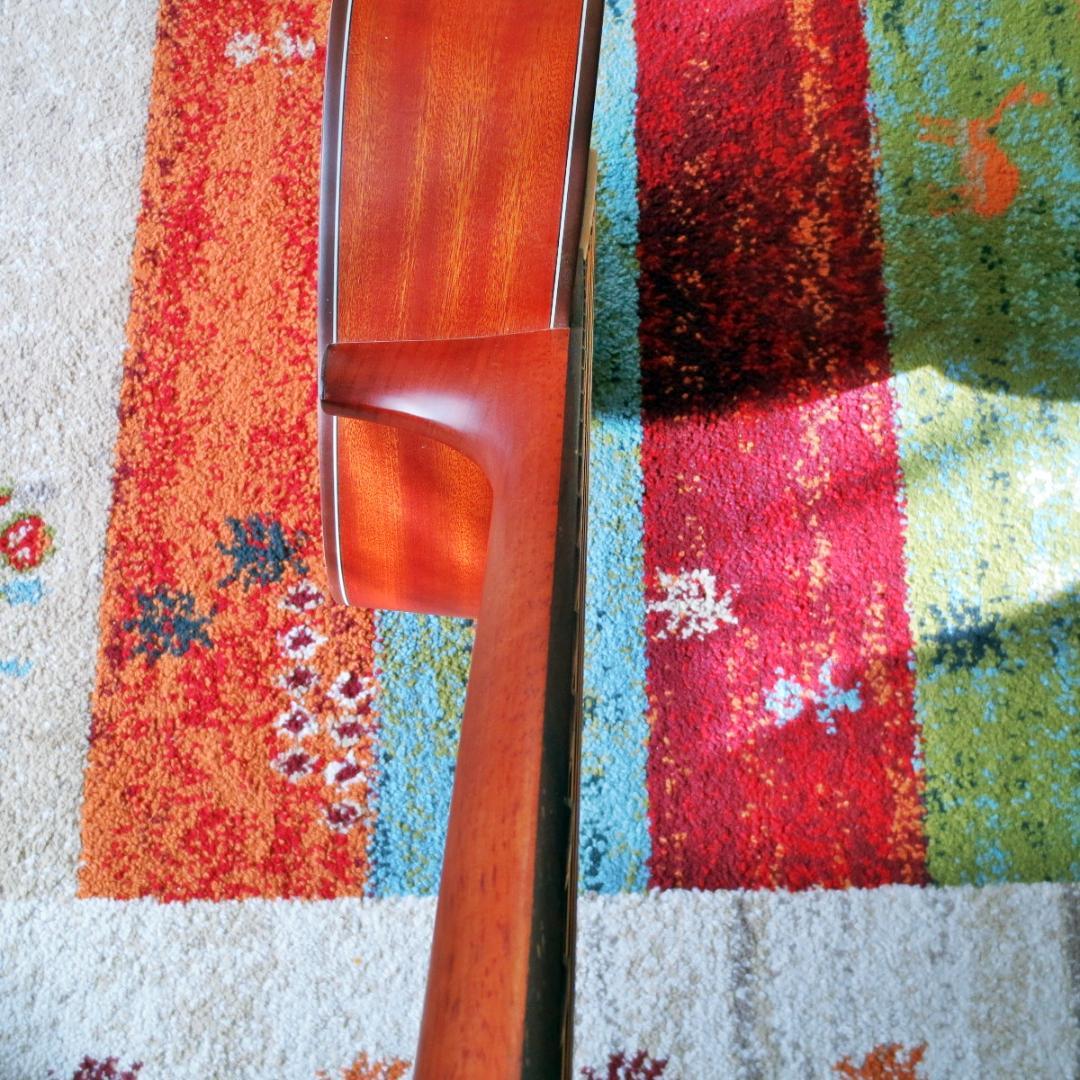 マーチン000-28を思わせるオープンギアなペグ,いい音で奏でるアコギ