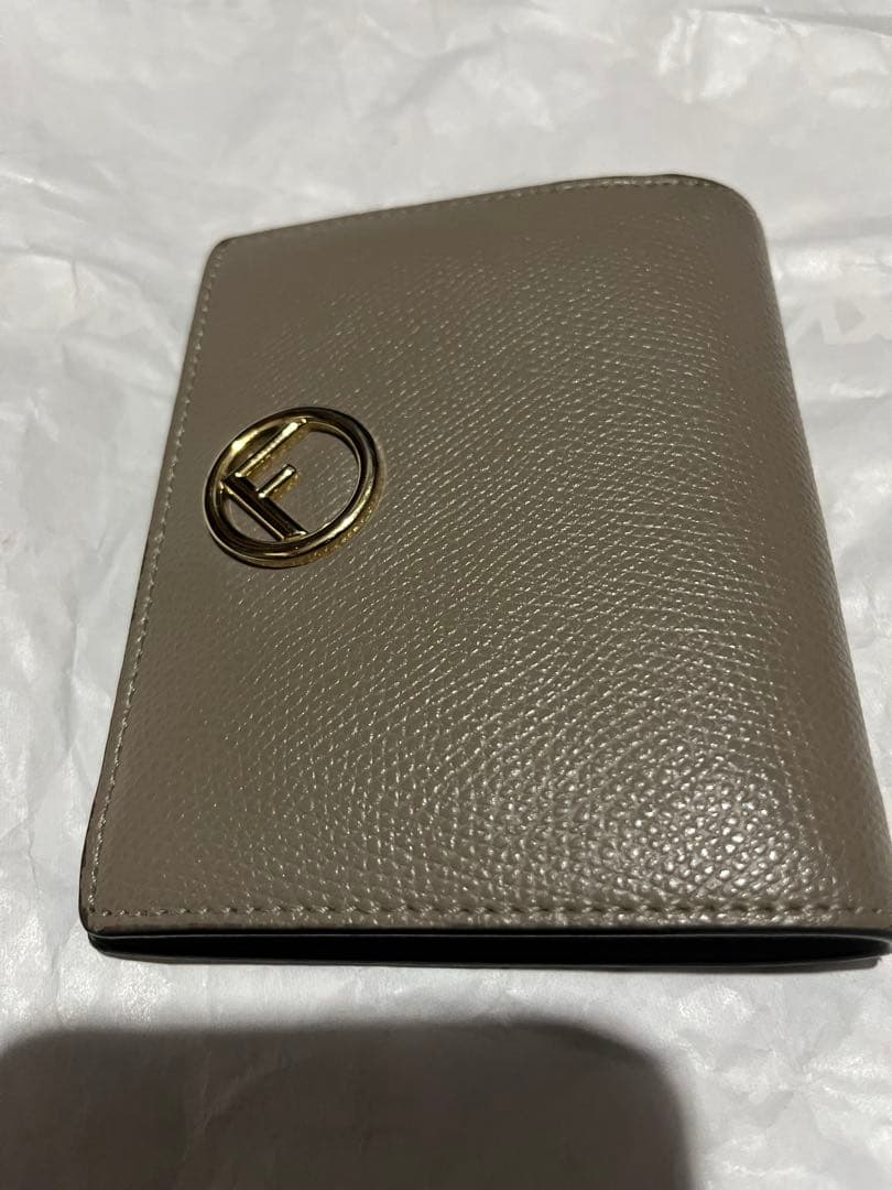 i*o様 FENDI ベージュ 二つ折り財布