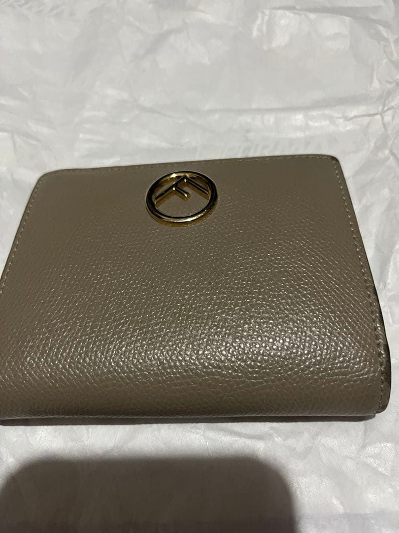 i*o様 FENDI ベージュ 二つ折り財布