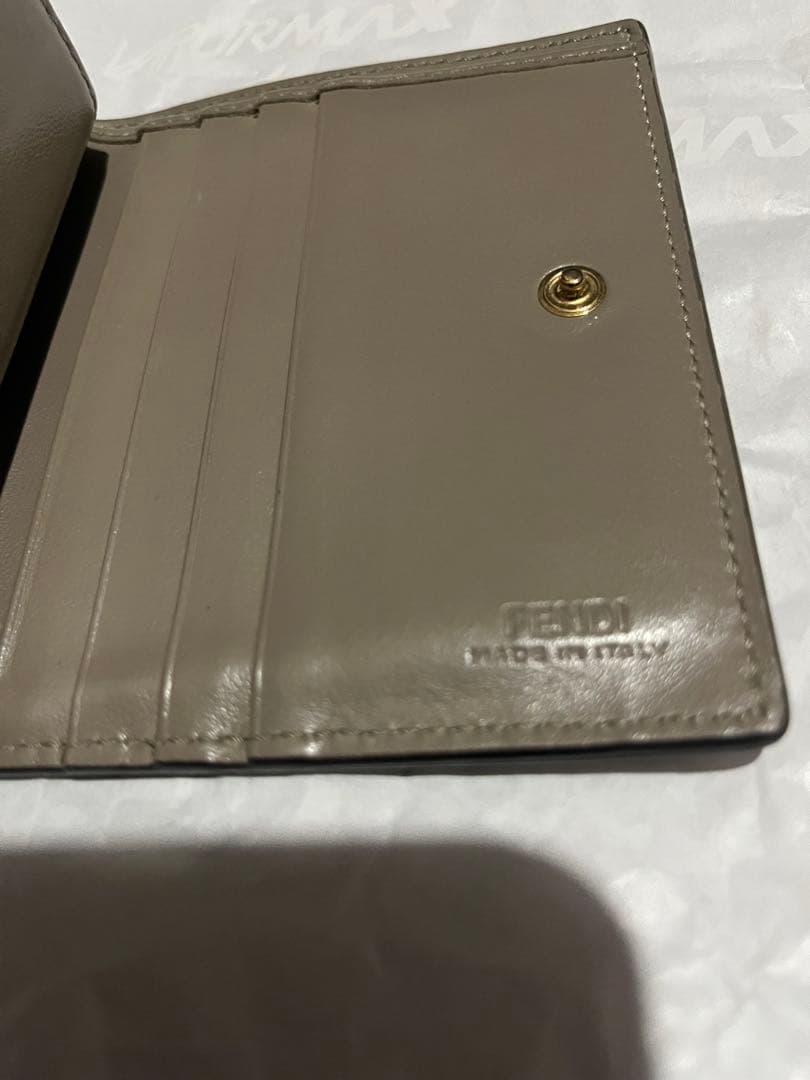 i*o様 FENDI ベージュ 二つ折り財布