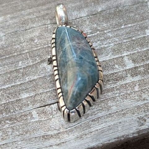 ハンドメイドの入りコン沢トップ　ペンダントトップ　糸魚川翡翠