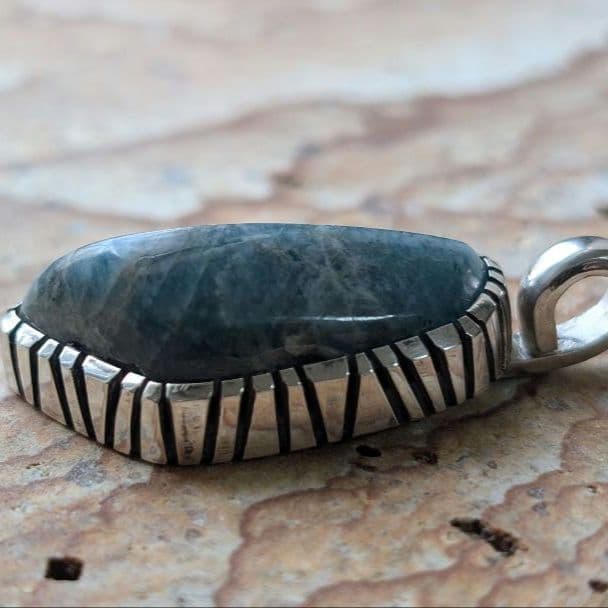 ハンドメイドの入りコン沢トップ　ペンダントトップ　糸魚川翡翠