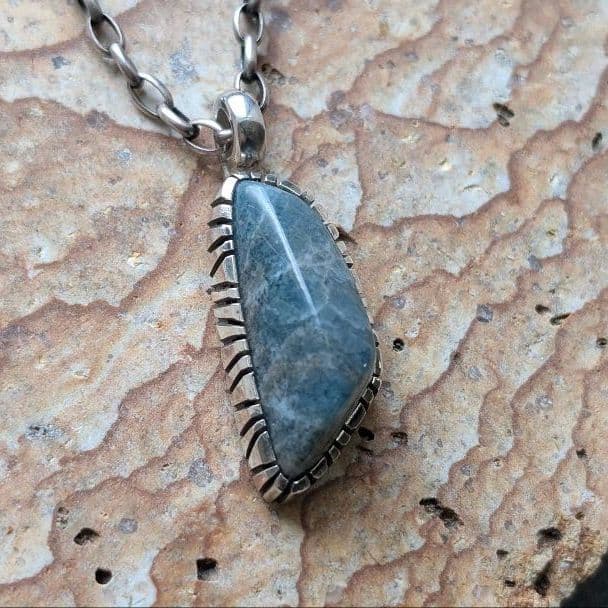 ハンドメイドの入りコン沢トップ　ペンダントトップ　糸魚川翡翠