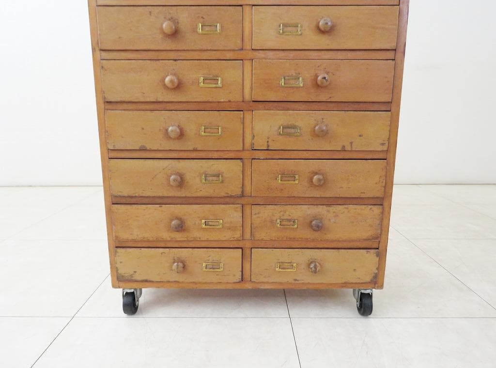 古い木製引き出し 20杯 キャスター ヴィンテージ 古家具 書類 小物入れ