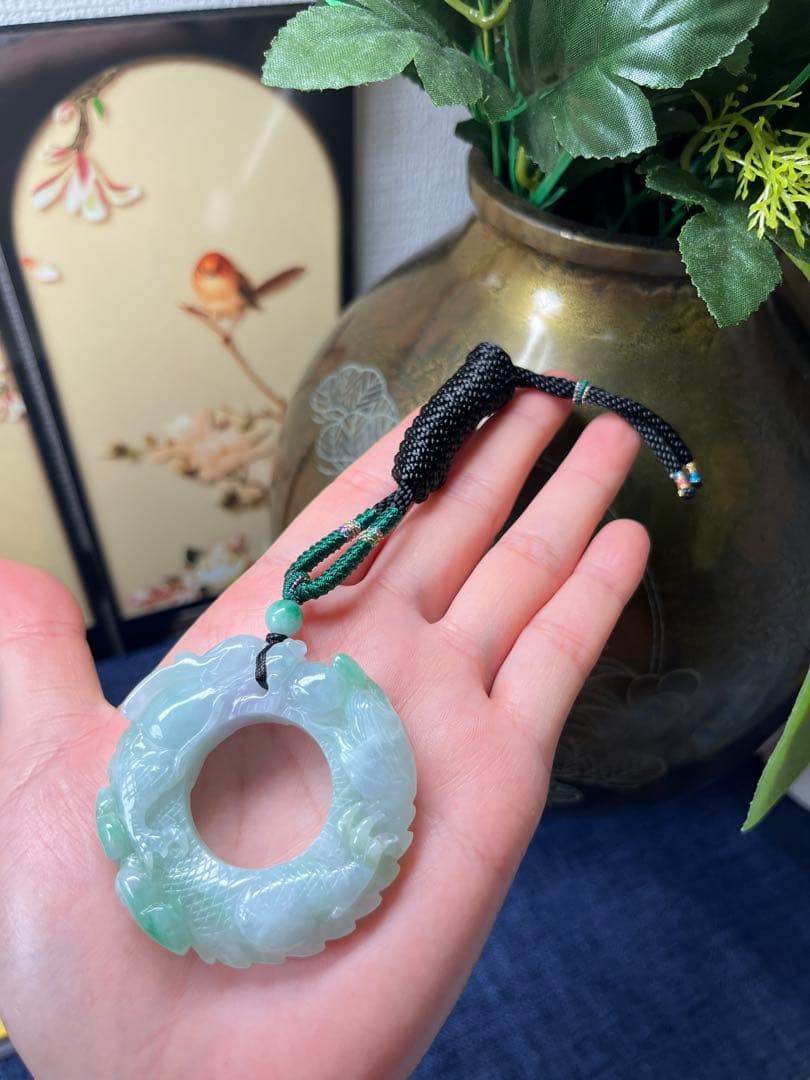 ミャンマー産本翡翠　厚重感有り、爽やかな氷種春帯彩開運飛龍の龍環　鑑定書付き