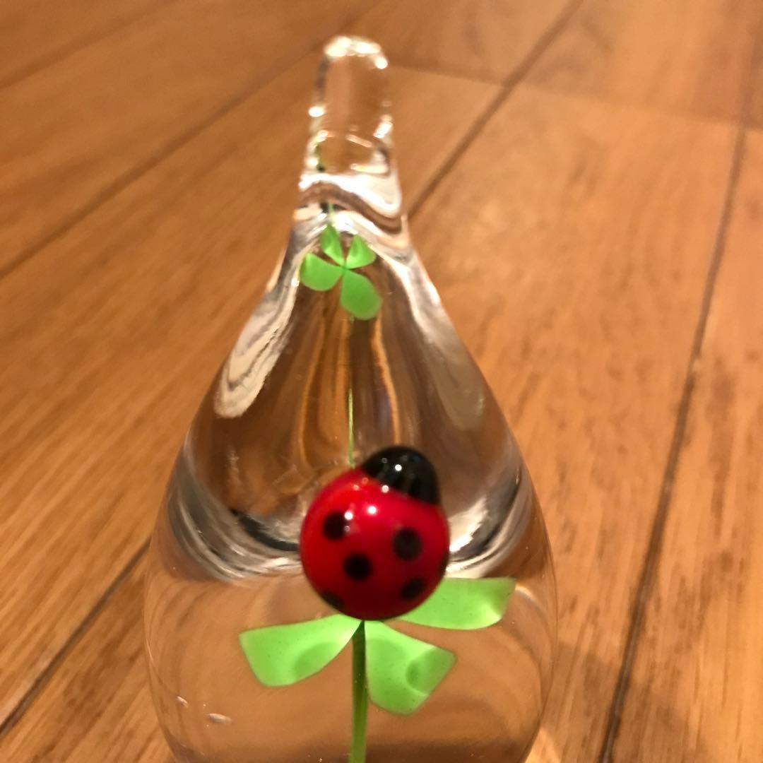イイノナホ　ペーパーウェイト　ガラス　クローバー　てんとう虫