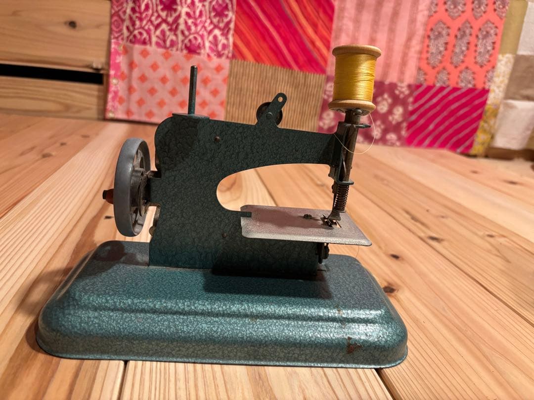 フランスのアンティークトイミシン「Marie-Claude（マリー・クロード）」