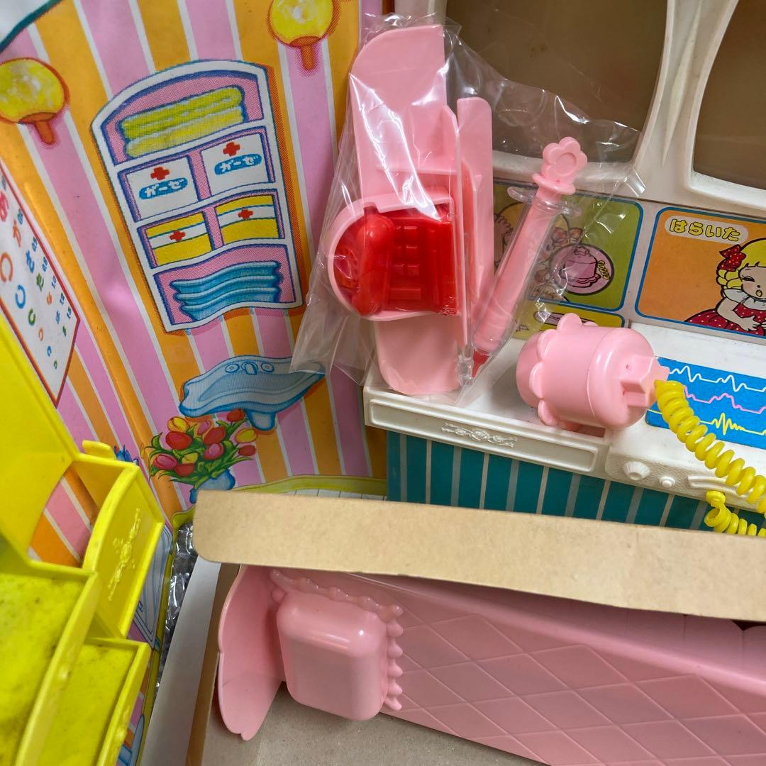 旧タカラの2代目リカちゃんの後期のなかよし病院セット新品ですが経年中は、新品です