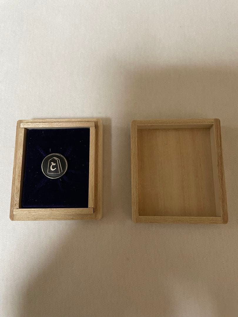 日本将棋連盟　棋士バッジ　と金バッジ