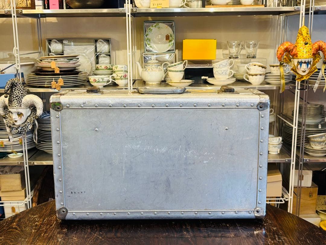 ヴィンテージ　トランク　金属製　取手も金属　シルバー　アタッシュケース　高級