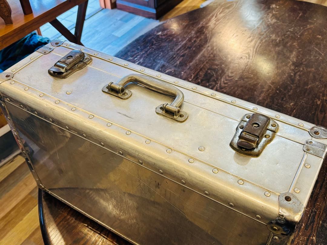 ヴィンテージ　トランク　金属製　取手も金属　シルバー　アタッシュケース　高級