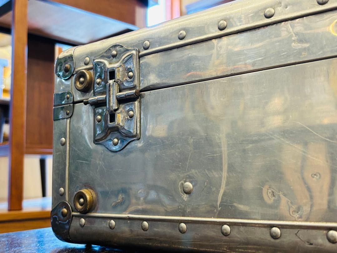 ヴィンテージ　トランク　金属製　取手も金属　シルバー　アタッシュケース　高級