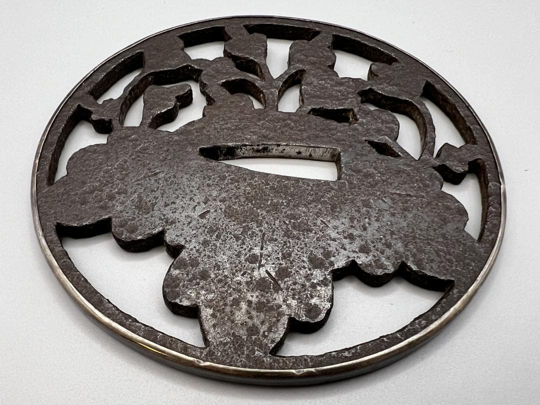 【海】室町時代　大振り　鉄地　桐花透　甲冑師鍔　鐔　銀枠　刀装具　専用箱付