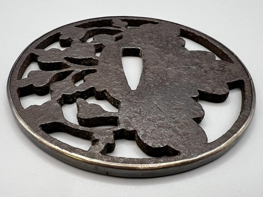 【海】室町時代　大振り　鉄地　桐花透　甲冑師鍔　鐔　銀枠　刀装具　専用箱付