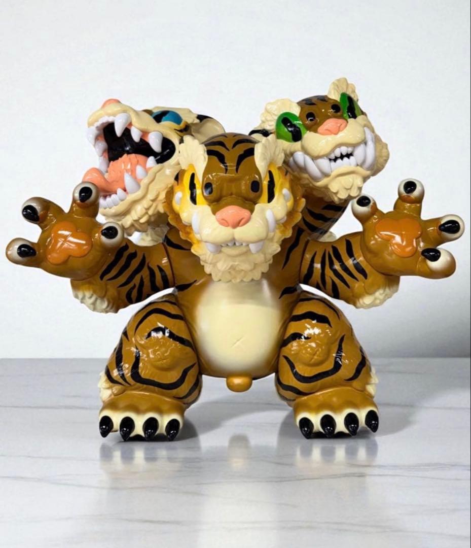 GRAPE BRAIN × STRANGECAT TOYS 三面猛虎 コショウ