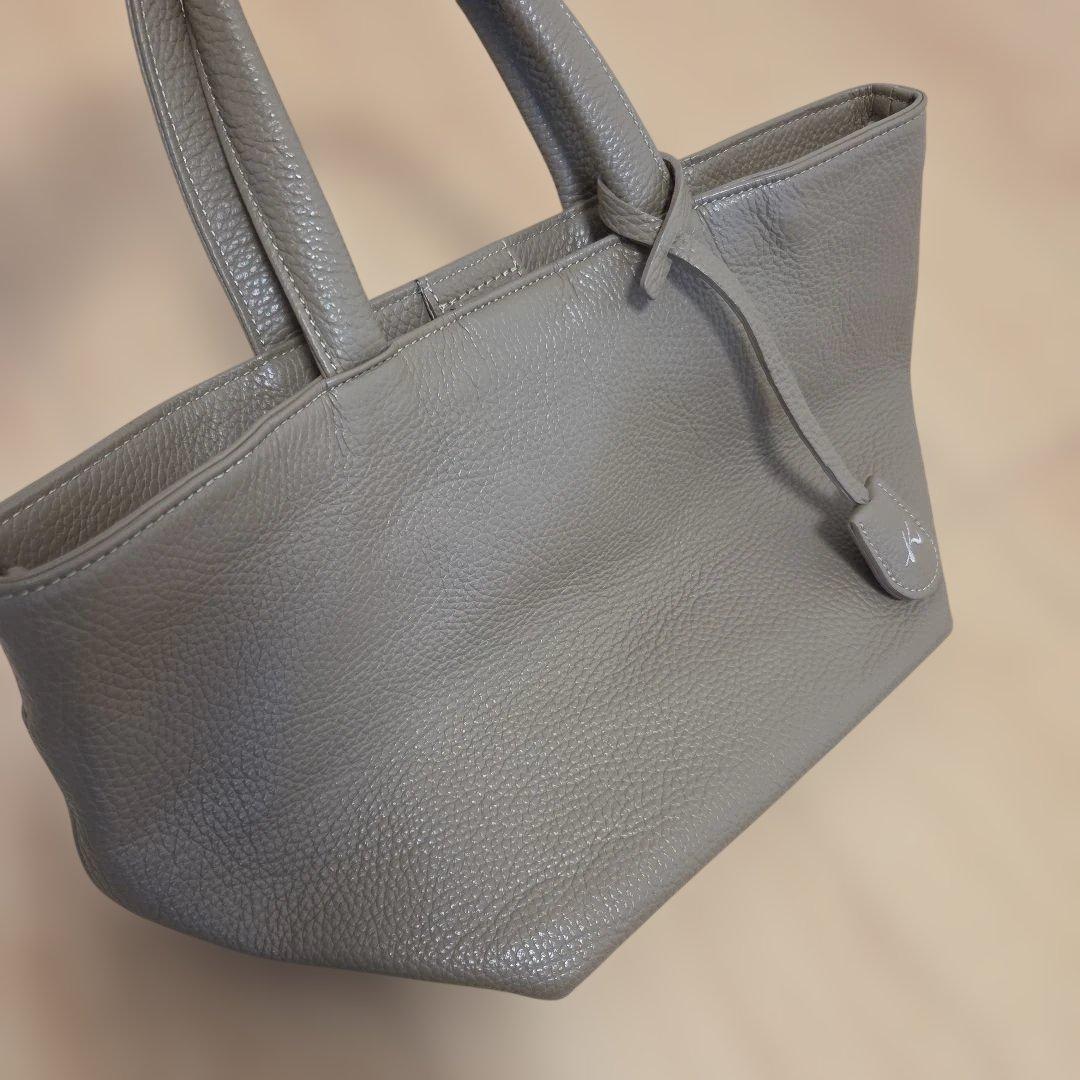 キタムラ　グレージュ レザー トートバッグ Kのロゴ