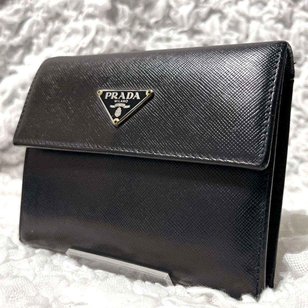 美品✨プラダ　三つ折り財布　サフィアーノ　レザー　三角ロゴ　プレート　ブラック