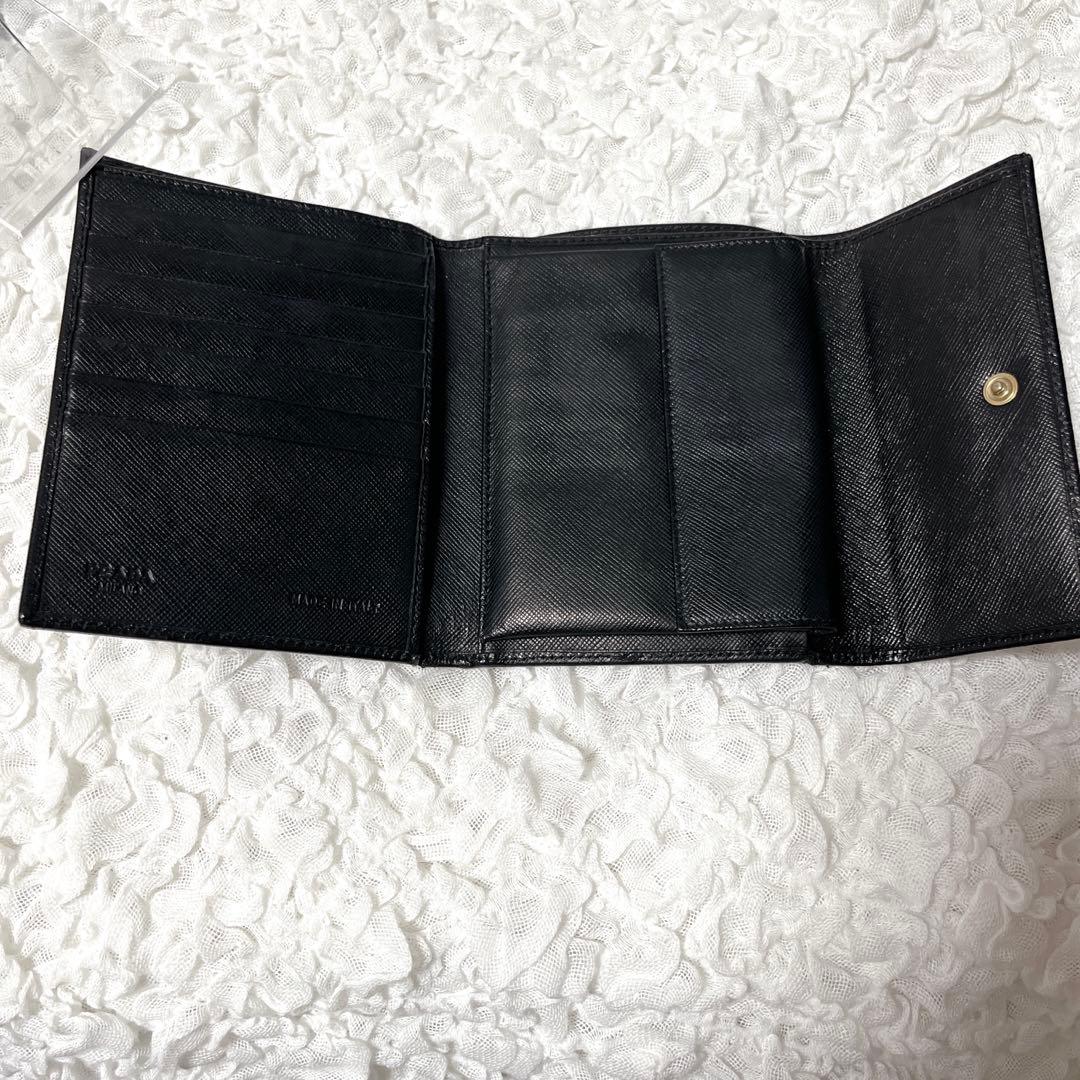 美品✨プラダ　三つ折り財布　サフィアーノ　レザー　三角ロゴ　プレート　ブラック