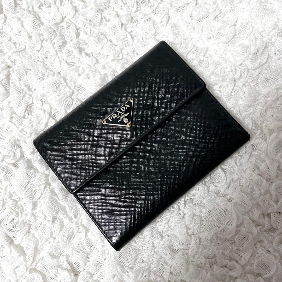 美品✨プラダ　三つ折り財布　サフィアーノ　レザー　三角ロゴ　プレート　ブラック