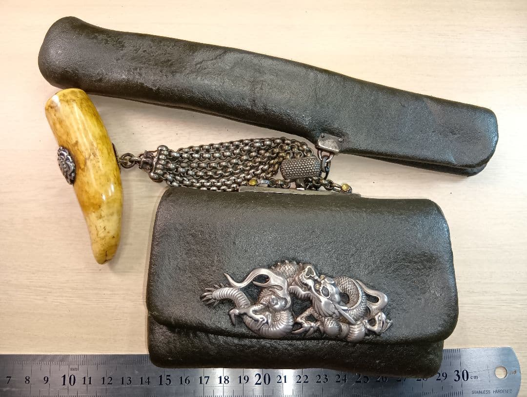 煙管入れ　龍前金具　極上美品金工梅金具根付