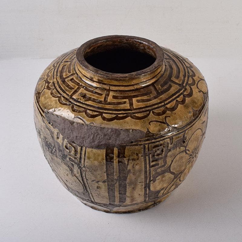 琉球陶器　壺屋焼　褐釉掻き落とし花文壺　時代箱　C　7752C