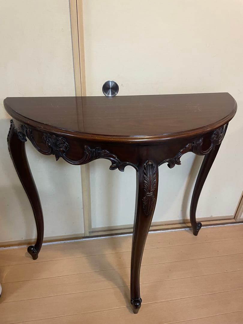 彫刻付き木製半月型テーブル