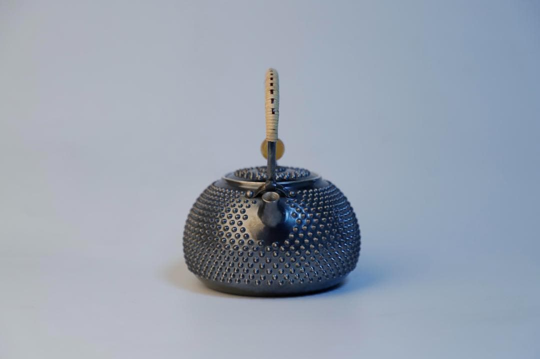 純銀製 玉霰打出 琥珀摘蓋 藤手 あられ湯沸 銀瓶 煎茶道具